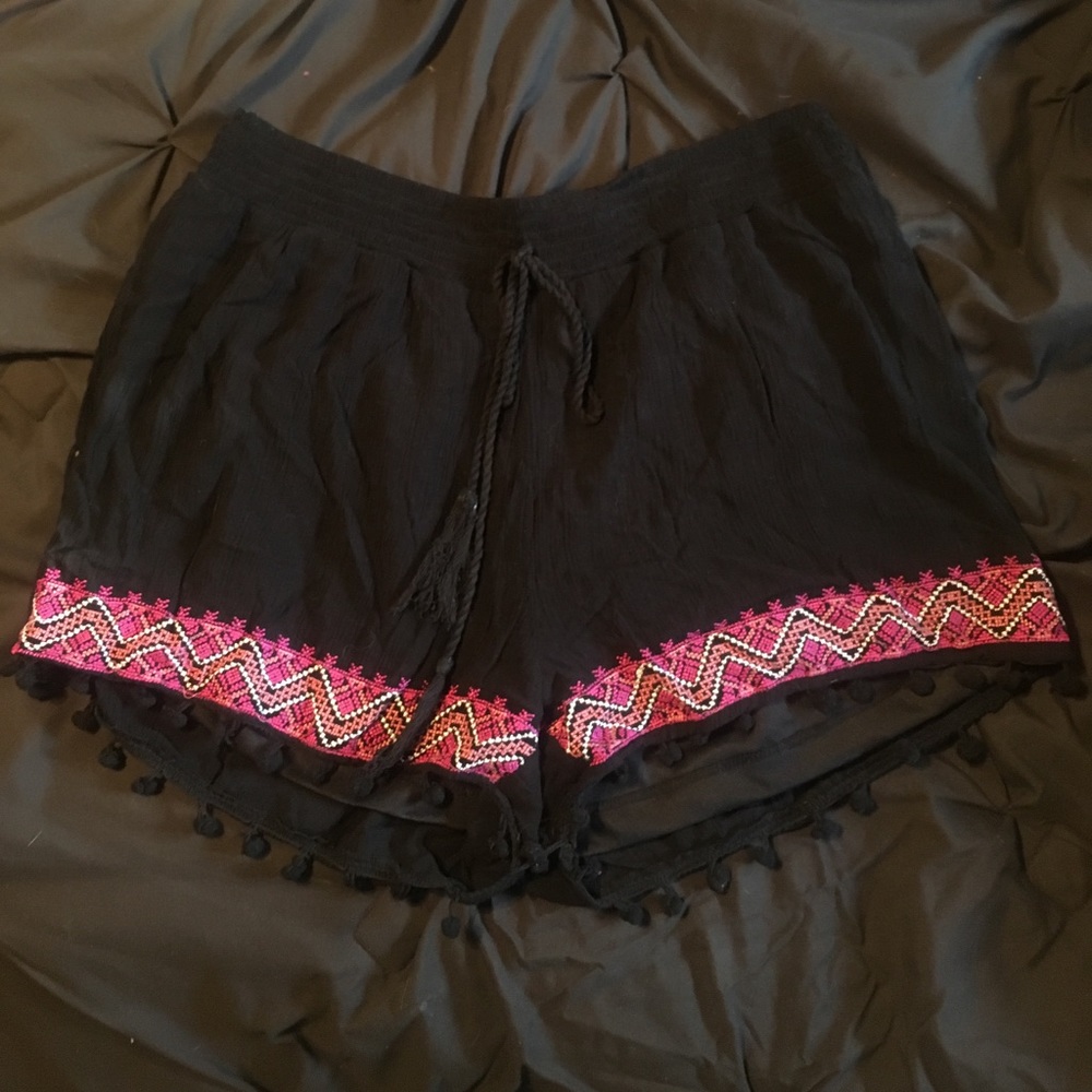 Beautiful embroidered shorts with pompom trim